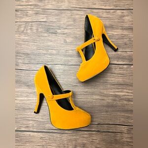 Qupid Mary Jane Velvet Heels NWOT